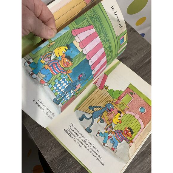 1981 Follow The Leader Sesame Street Book - Picture 7 of 9